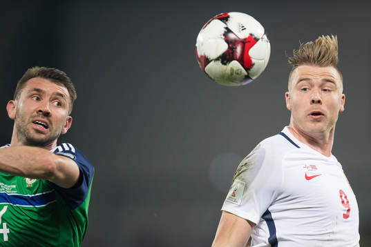 Nordirlands Gareth McAuley och Norges Alexander Søderlund