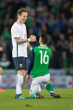 Norges Stefan Johansen och Nordirlands Oliver Norwood