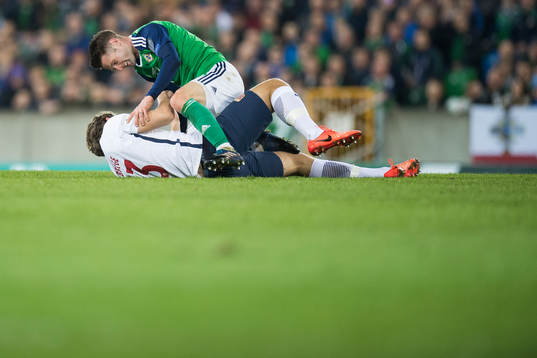 Nordirlands Oliver Norwood och Norges Sander Berge