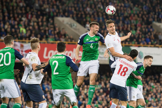 Nordirlands Gareth McAuley och Norges Gustav Valsvik