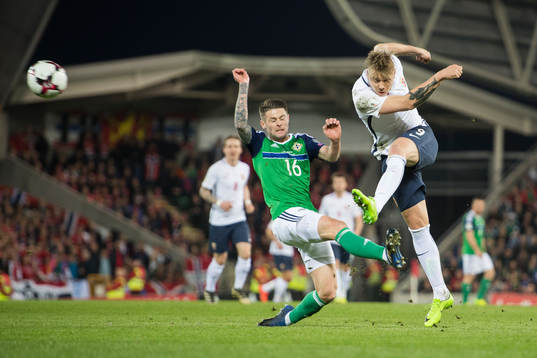 Norges Alexander Søderlund och Nordirlands Oliver Norwood