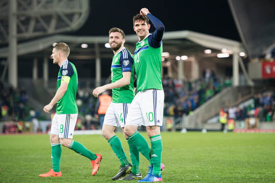 Nordirlands Steven Davis (L), Stuart Dallas (C) och Kyle