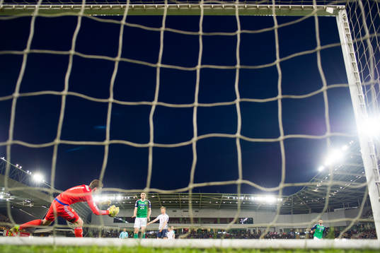 Nordirlands keeper Michael McGovern räddar en av Norges