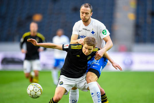 s Johan Blomberg och Norrköpings Jon Gudni Fjoluson
