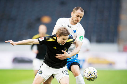 s Johan Blomberg och Norrköpings Jon Gudni Fjoluson