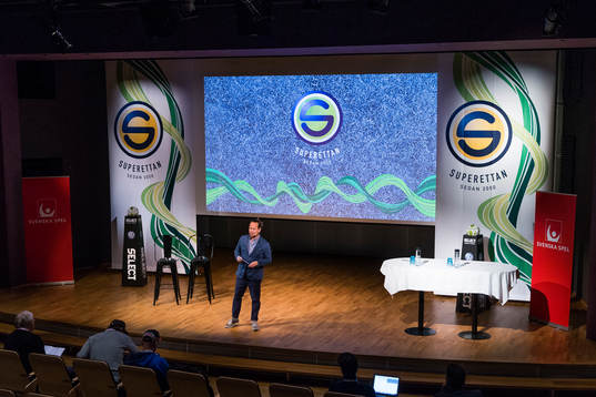Konferencier Jesper Hussfelt på scenen