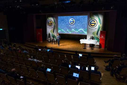 Konferencier Jesper Hussfelt på scenen