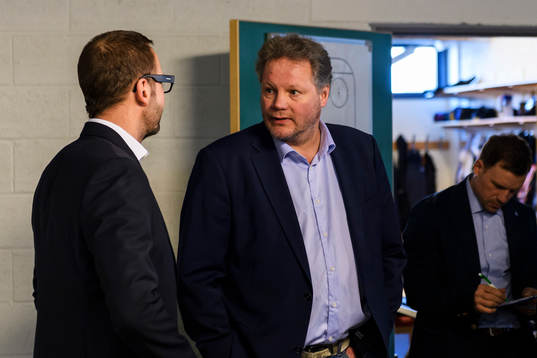 Rögles assisterande tränare Roger Hansson samtalar med