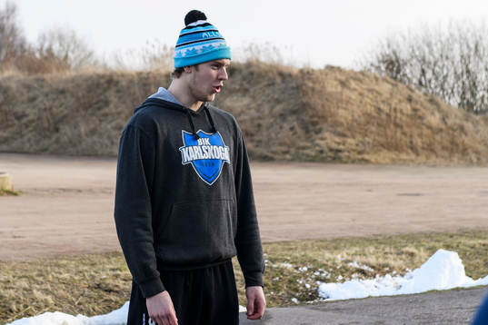 Karlskogas Victor Ejdsell värmer upp utomhus