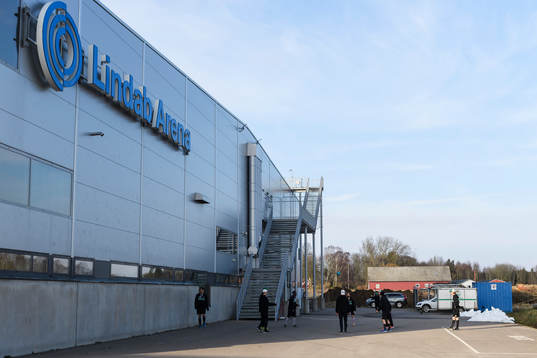 Rögles spelare värmer upp utanför Lindab Arena