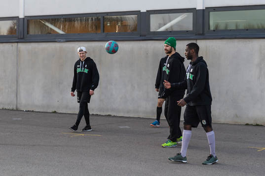 Rögles spelare värmer upp utanför Lindab Arena