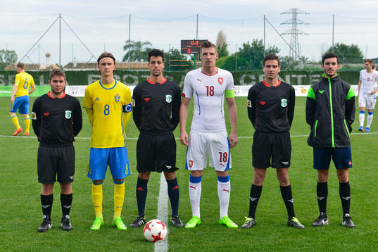 CAPTAINS WIHT REFEREES