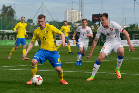 SIMON TIBBLING (6 SWEDEN) CONTROLS THE BALL