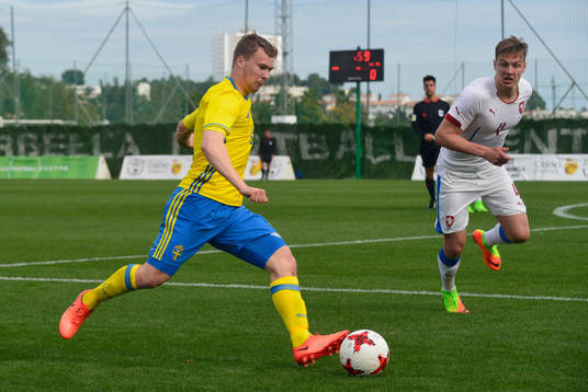 SIMON TIBBLING (6 SWEDEN) IS PREPARED TO KICK THE BALL