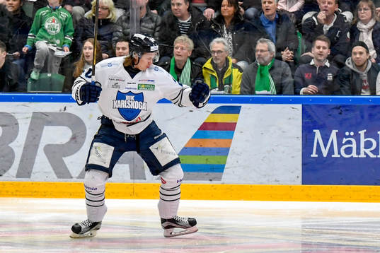 Karlskogas Juliuz Persson jublar