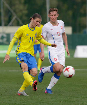 PAWEL CIBICKI (11 SWEDEN) PASS THE BALL
