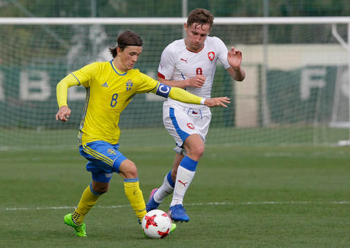 KRISTOFFER OLSSON (8 SWEDEN) CONTROL THE BALL