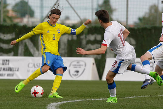 KRISTOFFER OLSSON (8 SWEDEN) KICK THE BALL