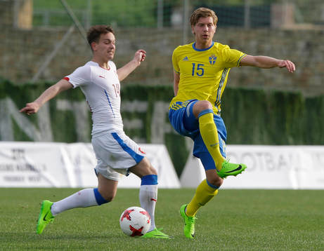 ALEXANDER FRANSSON (15 SWEDEN) LOSE THE BALL