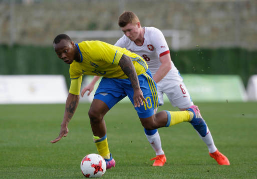 CARLOS STRANDBERG (10 SWEDEN) PASS THE BALL