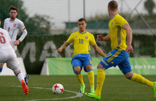 JORDAN LARSSON (18 SWEDEN) PASS THE BALL