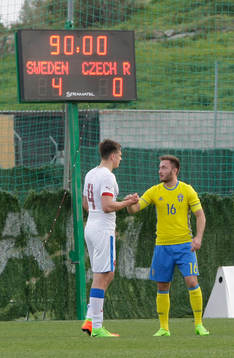 MUAMER TANKOVIC (16 SWEDEN) GREET YOUR RIVAL JOSEF KVIDA (4