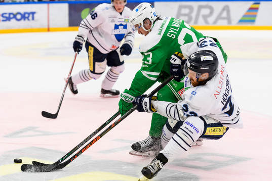 Rögles Daniel Sylwander i kamp om pucken mot Karlskogas