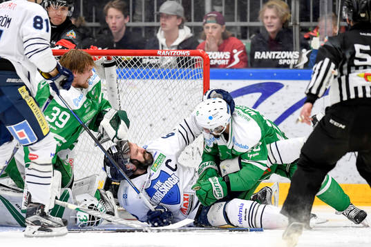 Karlskogas Daniel Wessner och Rögles Kevin Marshall i ett