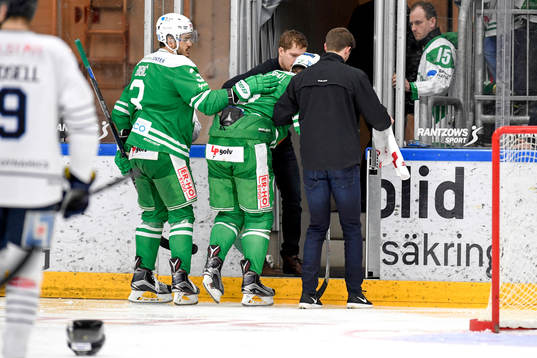 Rögles Christopher Liljewall får hjälp av isen