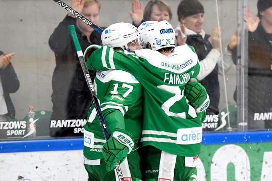 Rögles Edwin Hedberg jublar med lagkamrater