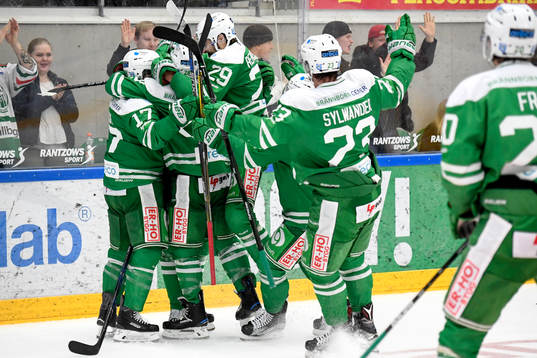 Rögles Edwin Hedberg jublar med lagkamrater