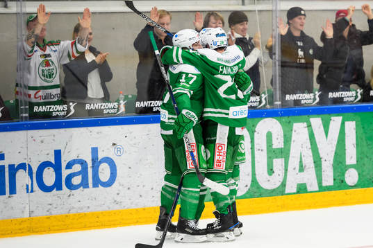 Rögles spelare jublar