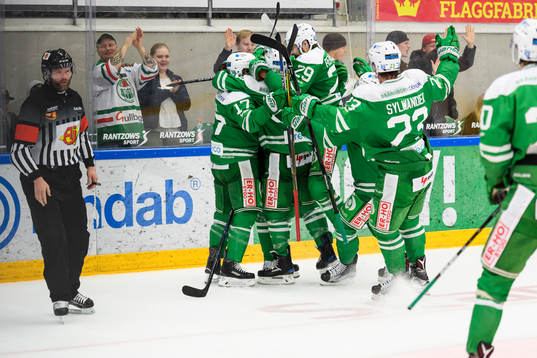 Rögles spelare jublar