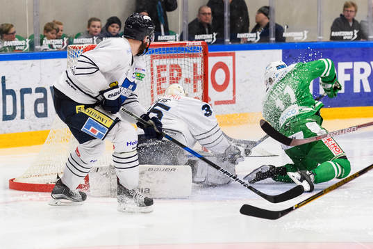 Rögles Bryan Lerg oroar framför Karlskogas målvakt Emil
