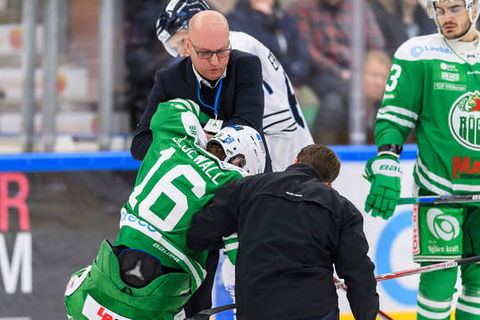 Rögles Christopher Liljewall skadas och får hjälp av isen