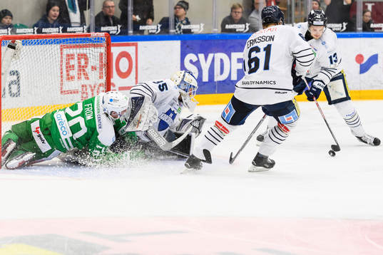 Rögles Mathias From och Karlskogas målvakt Emil Kruse