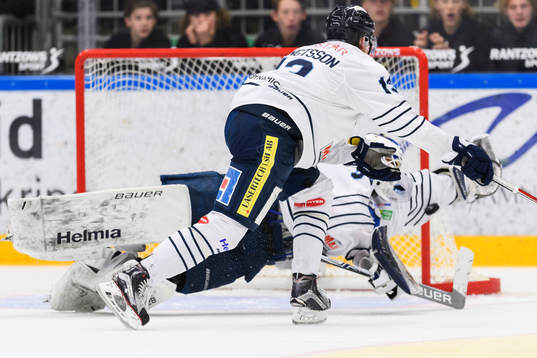 Karlskogas målvakt Emil Kruse med räddning