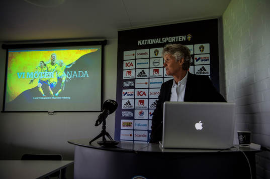 Förbundskaptenen för svenska damfotbollslandslaget, Pia