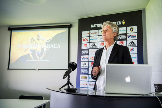 Förbundskaptenen för svenska damfotbollslandslaget, Pia