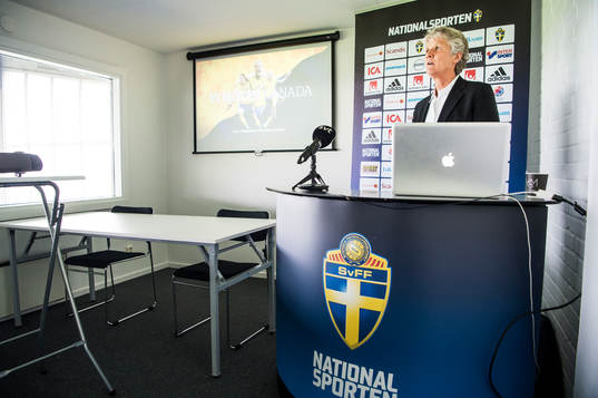 Förbundskaptenen för svenska damfotbollslandslaget, Pia