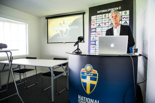 Förbundskaptenen för svenska damfotbollslandslaget, Pia