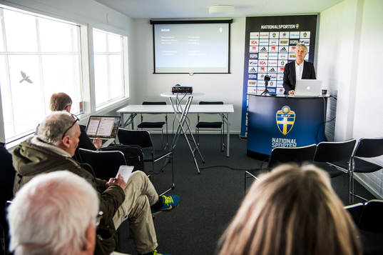 Förbundskaptenen för svenska damfotbollslandslaget, Pia