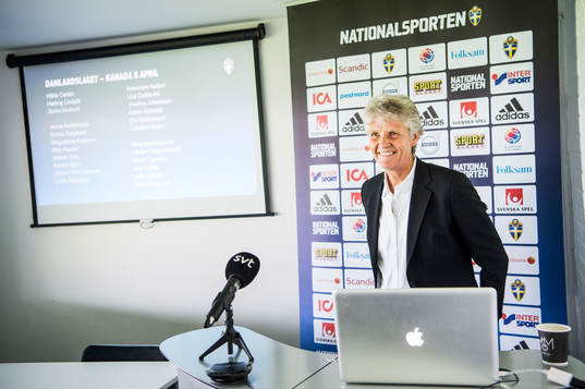 Förbundskaptenen för svenska damfotbollslandslaget, Pia