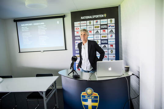 Förbundskaptenen för svenska damfotbollslandslaget, Pia