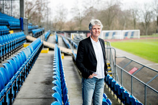 Förbundskaptenen för svenska damfotbollslandslaget, Pia