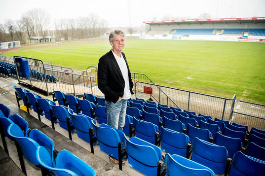Förbundskaptenen för svenska damfotbollslandslaget, Pia