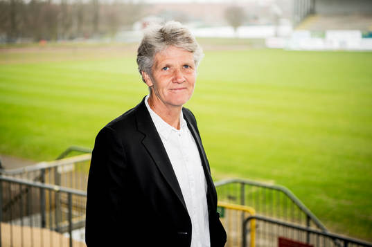 Förbundskaptenen för svenska damfotbollslandslaget, Pia