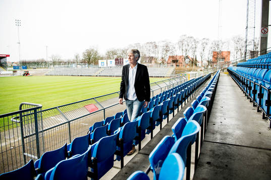 Förbundskaptenen för svenska damfotbollslandslaget, Pia