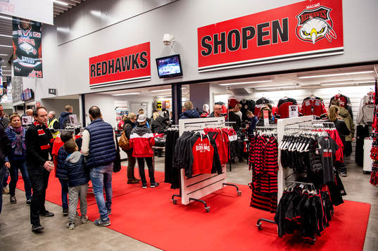 Supportrar utanför Redhawksshopen innan kvartsfinal 6 i