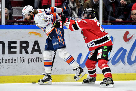 Malmö Redhawks Jens Olsson och Växjös Ville Leino
